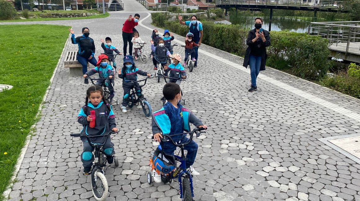 Niños que son parte de los talleres de BiciEscuela, en Cuenca. 