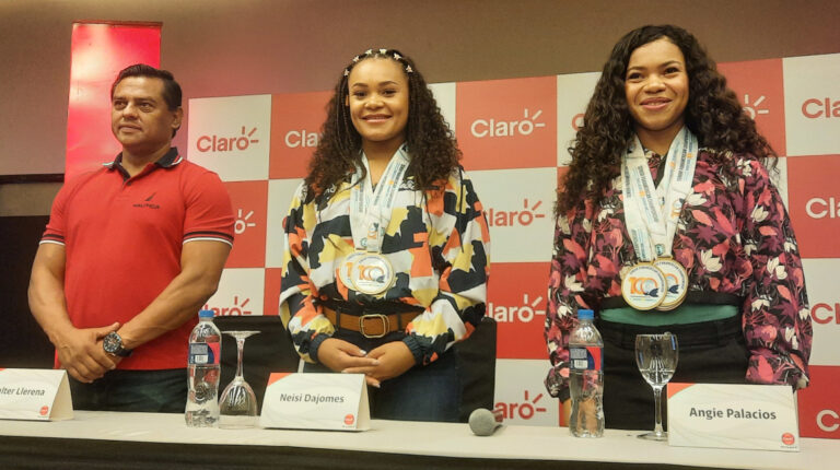Walter Llerena, Neisi Dajomes y Angie Palacios, durante una rueda de prensa en Quito, el 6 de abril de 2023.