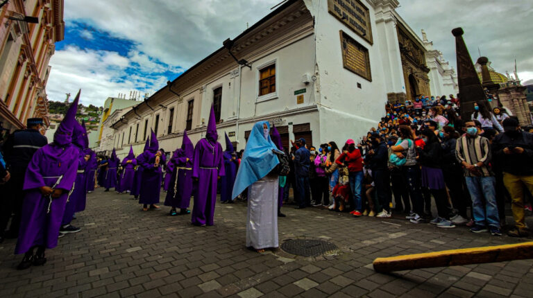 Penitentes y cucuruchos en la procesión Jesús del Gran Poder, en Quito, el 7 de abril de 2023.