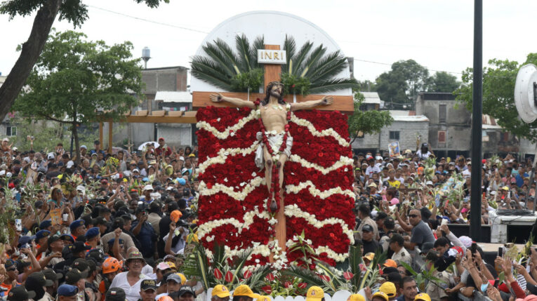 Miles de fieles católicos en la procesión del Cristo del Consuelo, el 7 de abril de 2023.