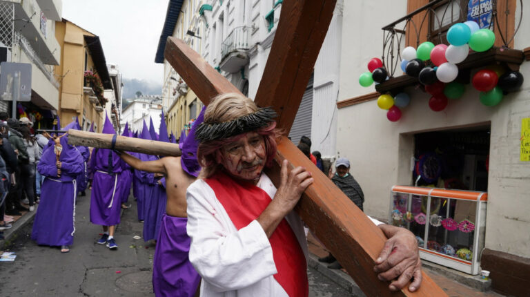 Un fiel católico carga una cruz durante la procesión Jesús del Gran Poder, en Quito, el 7 de abril de 2023
