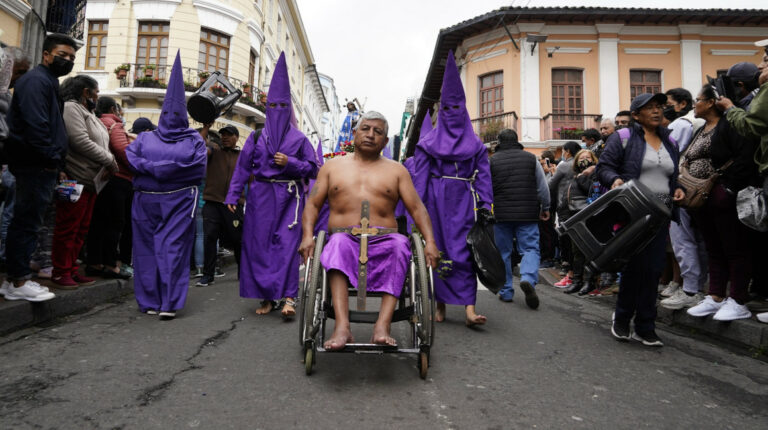 Cucuruchos en la procesión Jesús del Gran Poder, en Quito, el 7 de abril de 2023.