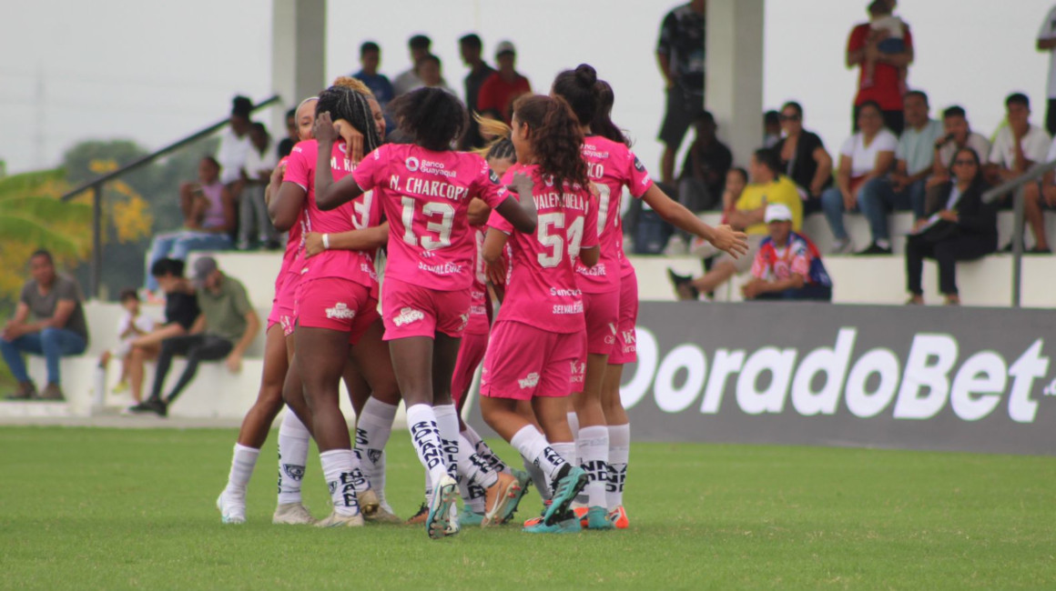 Las jugadoras de Dragonas IDV festejan un gol convertido a CS Patria en la Fecha 3 de la Superliga femenina, el 6 de mayo de 2023.