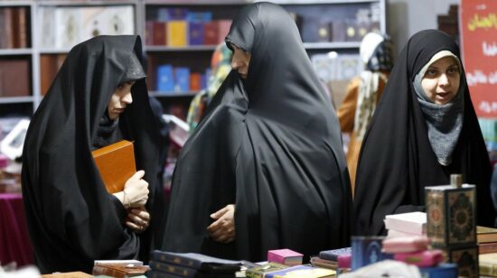 Mujeres llevan el velo obligatorio durante un acto cultural en Teherán, capital de Irán.