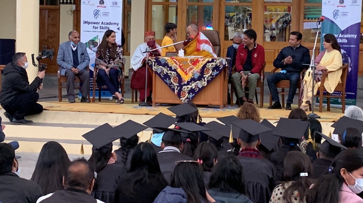 El Dalai Lama y el niño indio, durante un acto de la Fundación M3M en India.