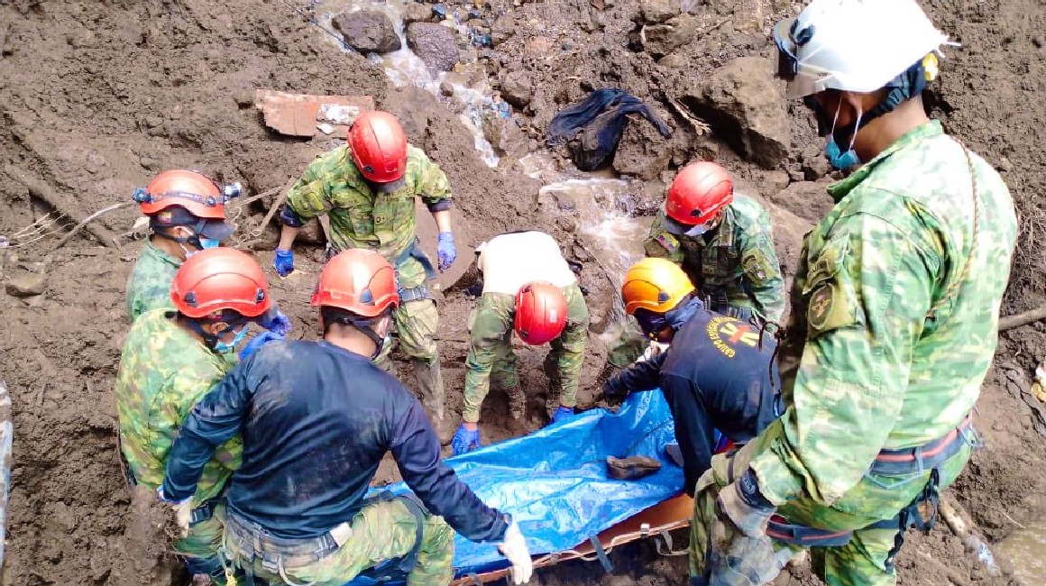 Personal del Ejército participa en el rescate de un cuerpo en Alausí, este 9 de abril.