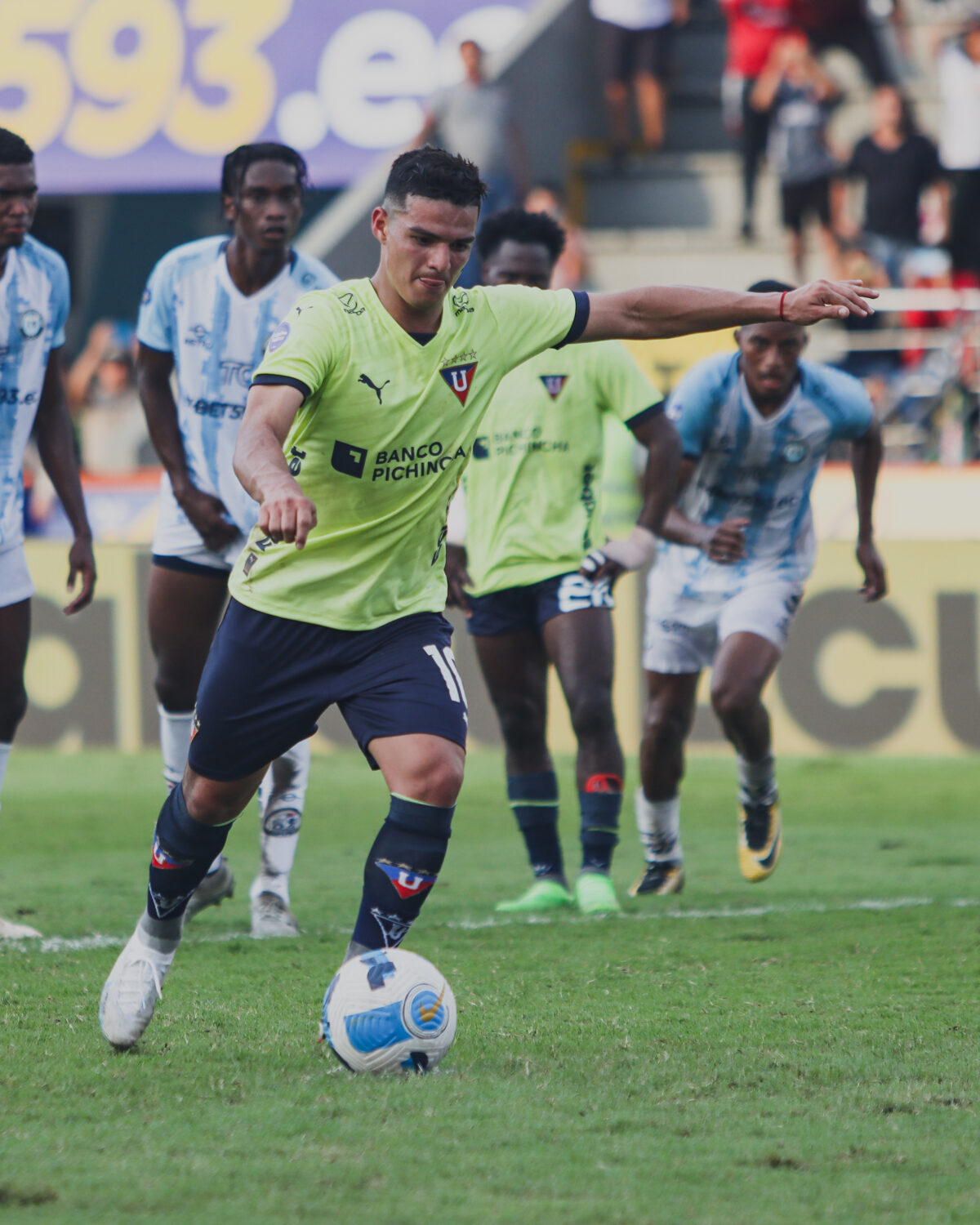 Alexander Alvarado anota su penal en el partido de Liga ante Guayaquil City.