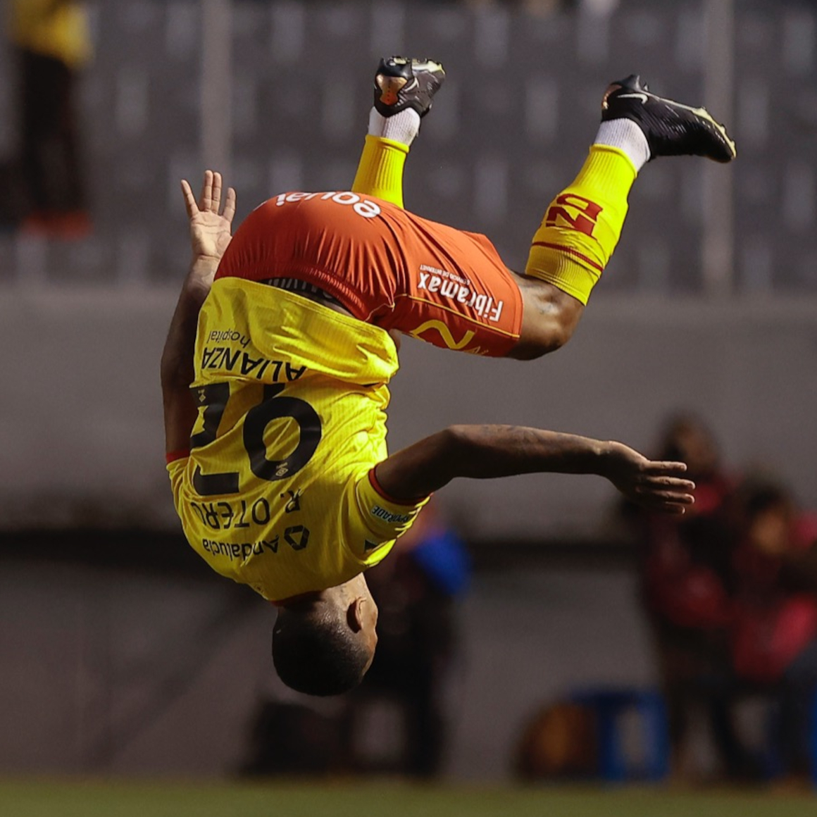 Rómulo Otero celebra su gol en el partido de Aucas ante Emelec.