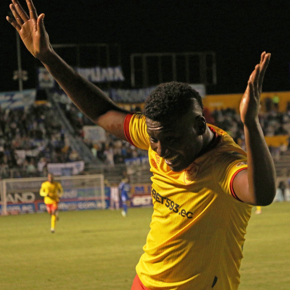 Jhon Jairo Cifuente celebra su gol en el partido de Aucas ante Emelec.