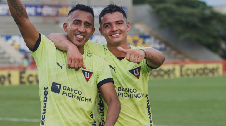 Danny Luna y Alexander Alvarado celebran durante el partido de Liga de Quito ante Guayaquil City, el 9 de abril de 2023.