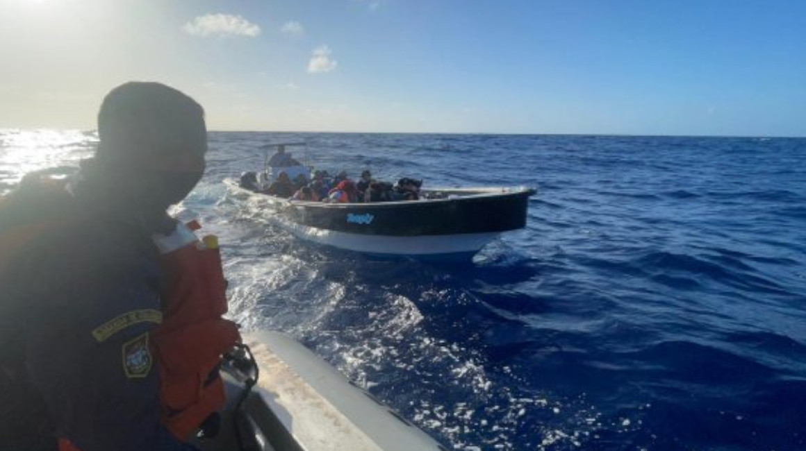 Rescatan a ecuatorianos que viajaban en una lancha con migrantes