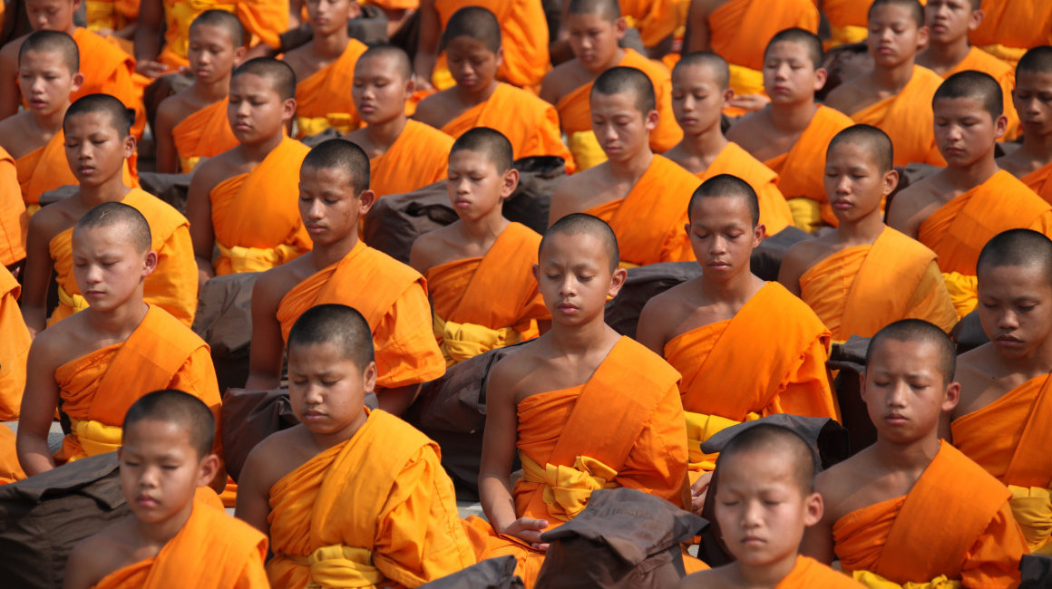 Imagen referencial de niños durante una oración en un templo budista.