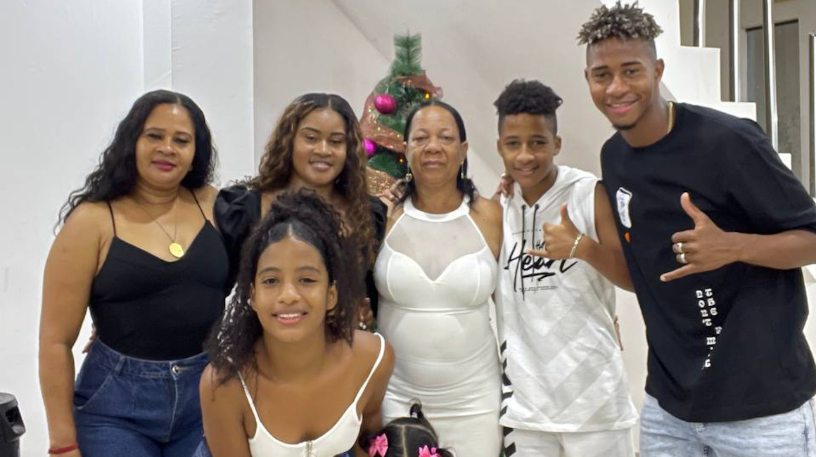 Mateo Ortiz junto a sus hermanos y a su madre en Guayaquil.