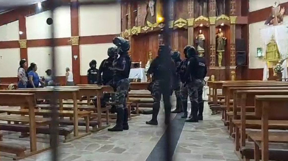 Asesinan a un policía en el interior de una iglesia en La Libertad