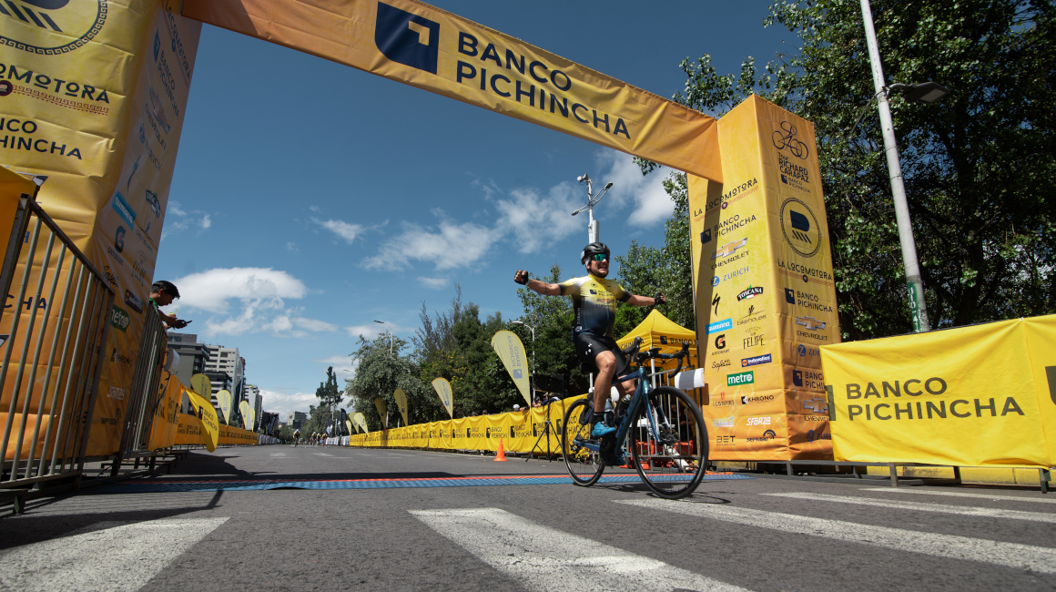 Un ciclista llegando a la meta en la Etapa 1 del Tour Richard Carapaz - Banco Pichincha, en Quito, el 2 de abril de 2023.