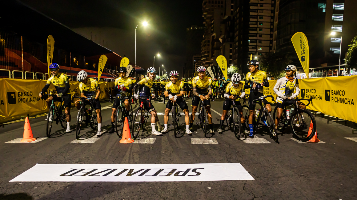 Un grupo de ciclistas en la partida de la Etapa 1 del Tour Richard Carapaz - Banco Pichincha, el 2 de abril de 2023. 