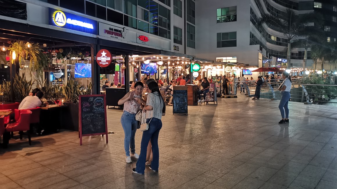 En Puerto Santa Ana, en terrazas frente al río Guayas, se ubican una docena de restaurantes.