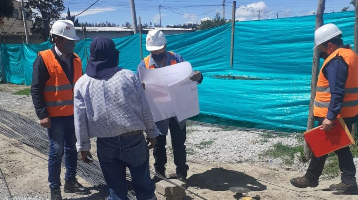 Imagen referencial de trabajadores de la construcción en Ecuador, en julio de 2022.