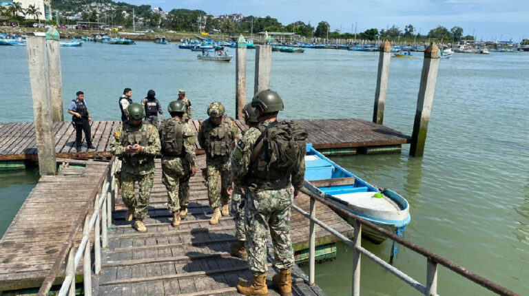Efectivos policiales y militares recorren el Puerto Pesquero de Esmeraldas, el 11de abril de 2023, luego de la masacre de nueve pescadores.
