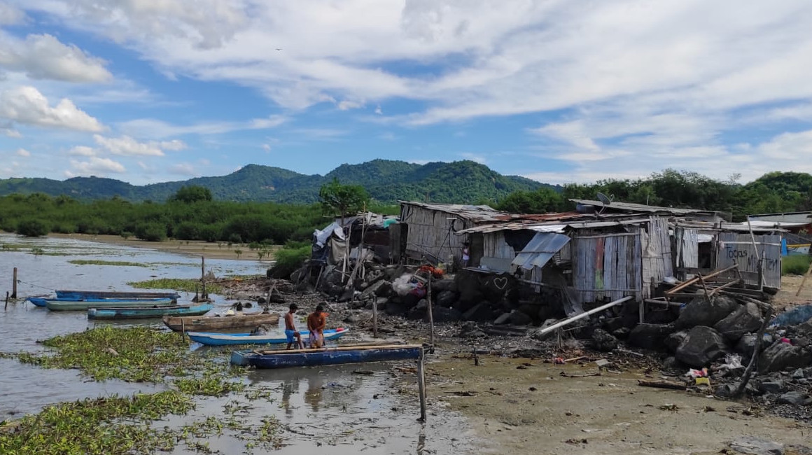 Una de las casas que aún permanecen destruidas en Bahía de Caráquez, en abril de 2023.