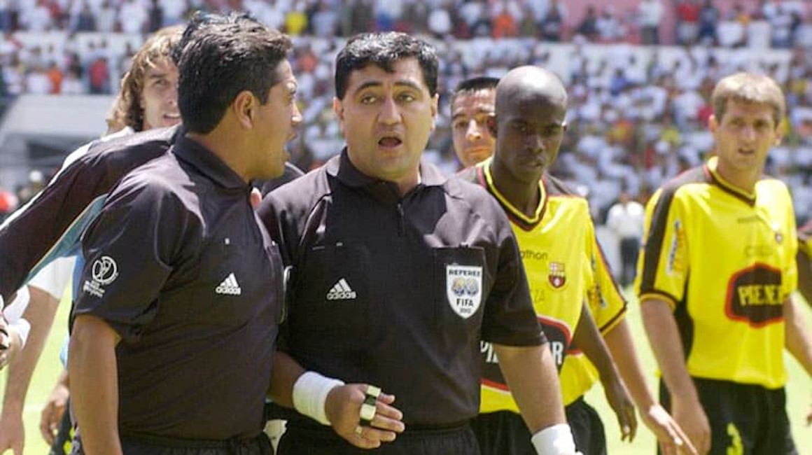 Byron Moreno (centro) durante el partido entre Liga de Quito y Barcelona en el estadio Casa Blanca, en 2002.