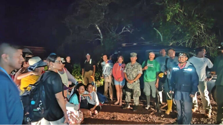 La noche del 15 de abril de 2023, un equipo de bomberos y militares rescataron a 15 personas atrapadas por las lluvias en Galápagos.