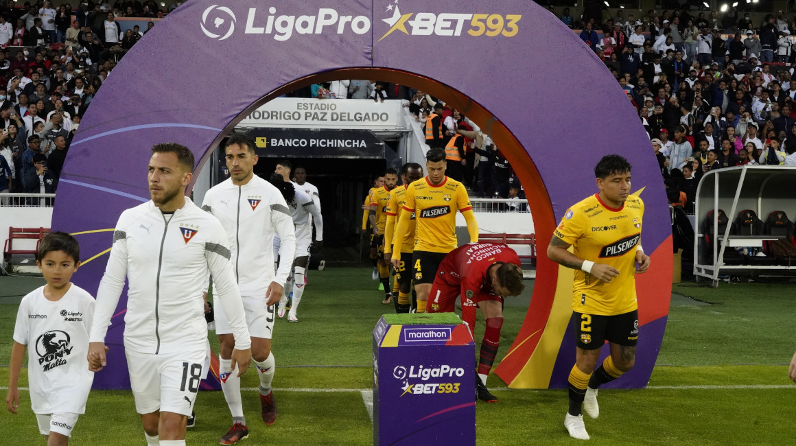 Los jugadores de Liga y Barcelona salen al campo de juego en el estadio Rodrigo Paz Delgado previo al encuentro de la Fecha 6 de la LigaPro, el 15 de abril de 2023.