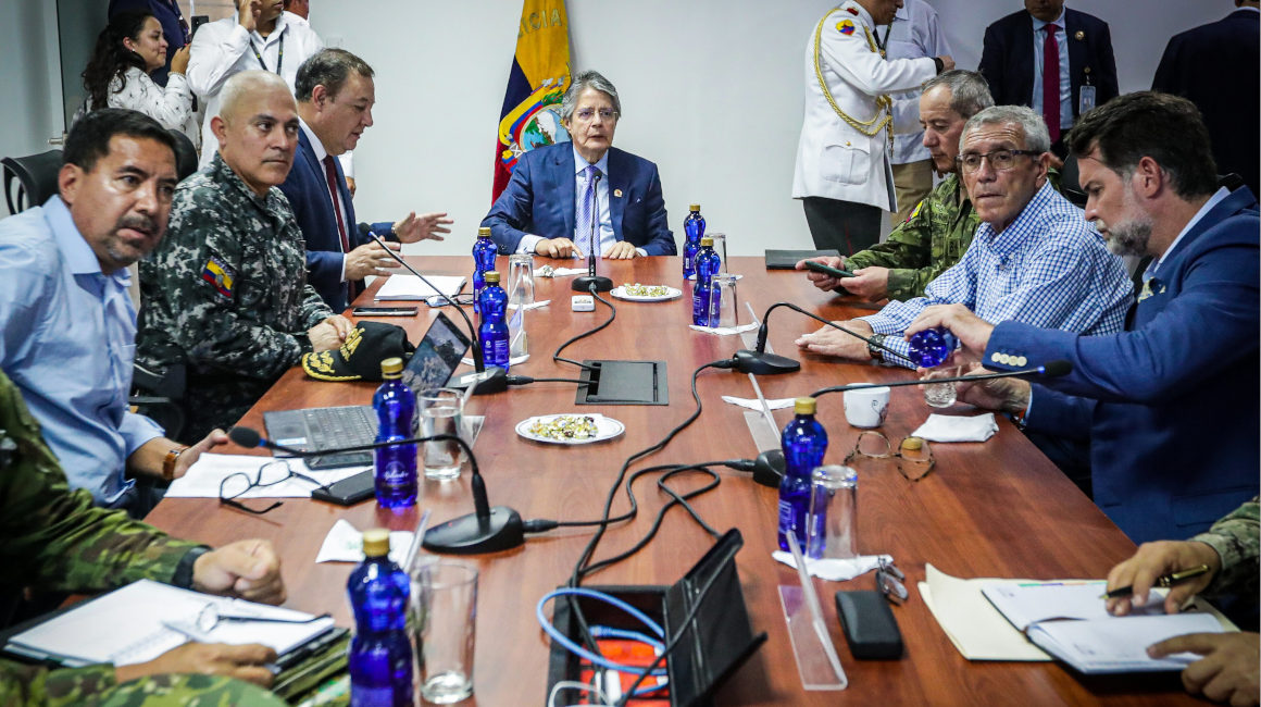 El presidente Lasso durante una reunión del puesto de mando unificado en Guayaquil, el 13 de abril de 2023.