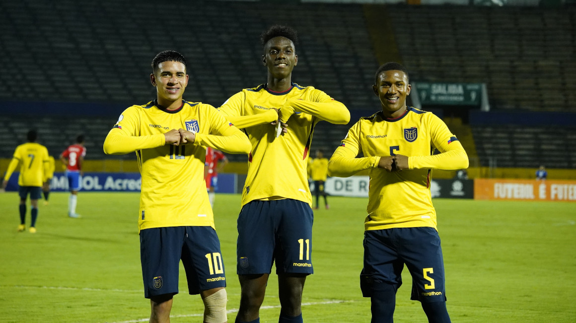 Los jugadores de la selección Sub 17 de Ecuador festejan tras la victoria ante Chile por el Sudamericano, el viernes 14 de abril en el estadio Atahualpa.