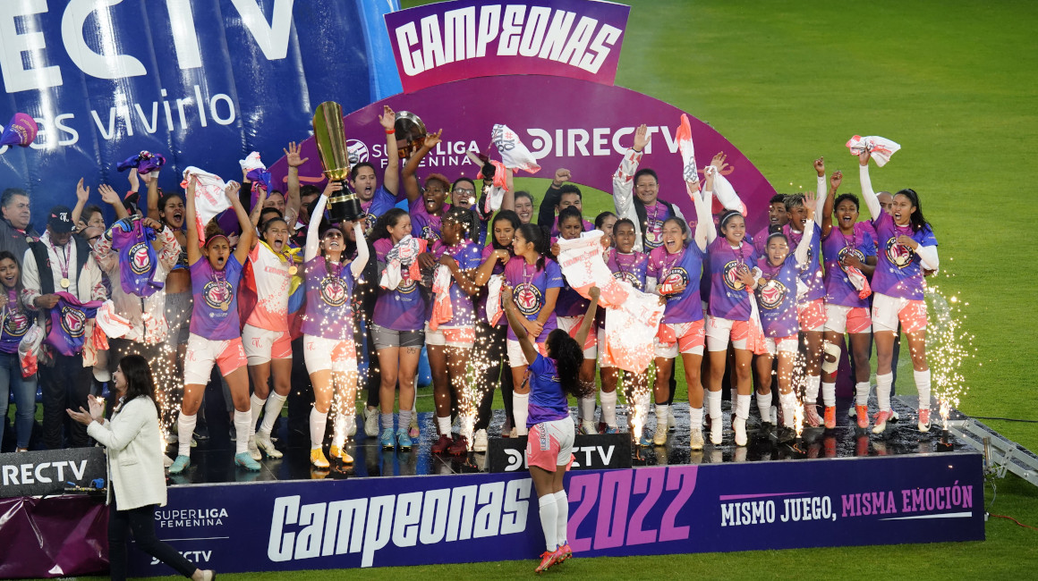 Las jugadoras de Club Ñañas festejan el campeonato conseguido ante Dragonas IDV en la Superliga 2022.