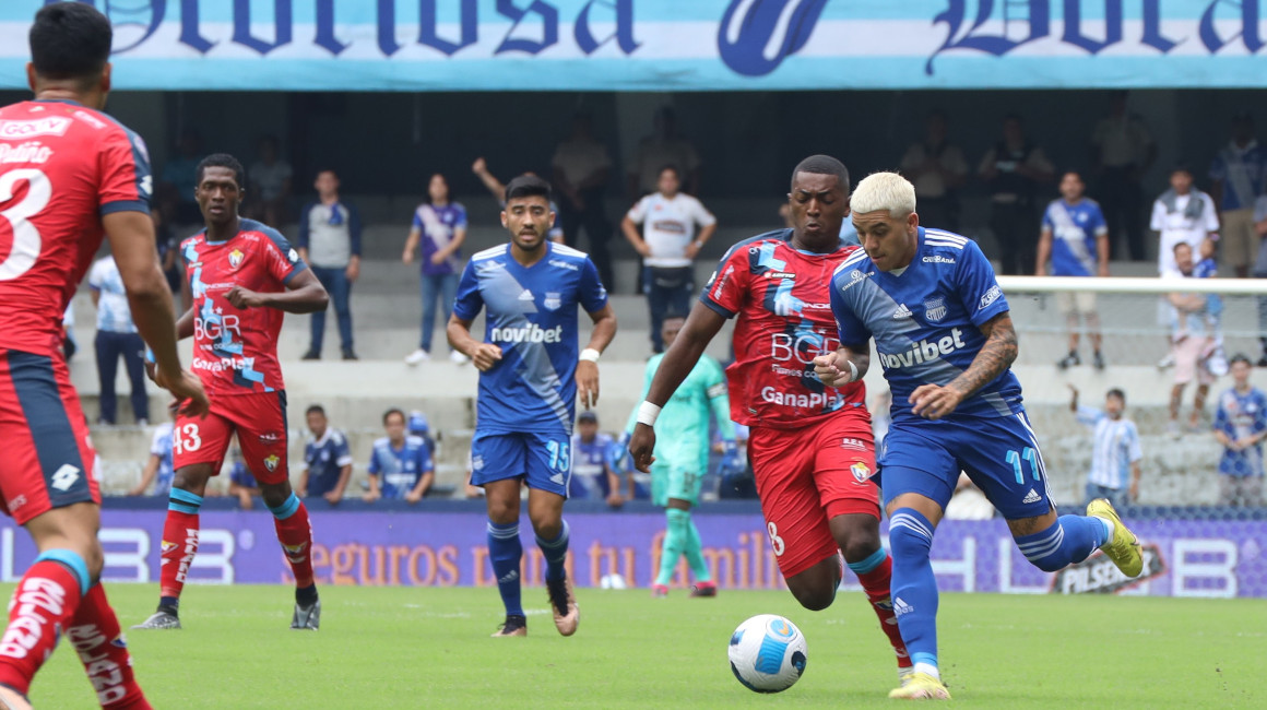 Jugadores de Emelec y El Nacional disputan un balón en la Fecha 6 de la LigaPro 2023.