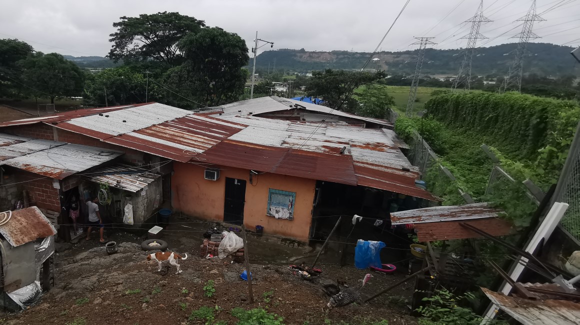 El patio de casas en la cooperativa La Germania colinda con el enrejado del complejo penitenciario del norte de Guayaquil.