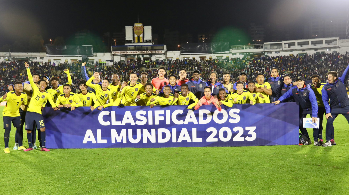 La selección de Ecuador celebra su clasificación al Mundial Sub 17, en el estadio Olímpico Atahualpa, el 17 de abril de 2023.