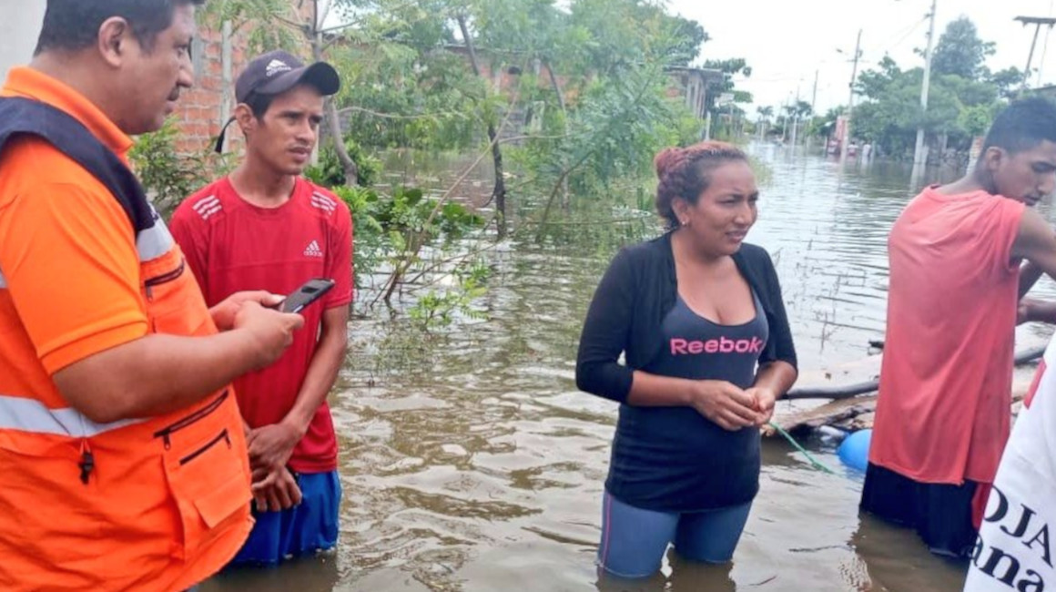 Las calles céntricas del cantón Milagro, en la provincia de Guayas, amanecieron inundadas el 18 de abril de 2023.