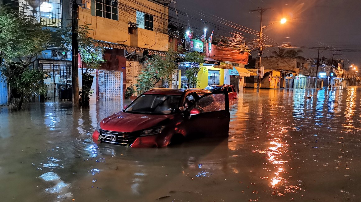 La ciudadela Las Orquídeas, en el norte de Guayaquil, se inundó por tercera vez en 2023, la noche del sábado 15 de abril.