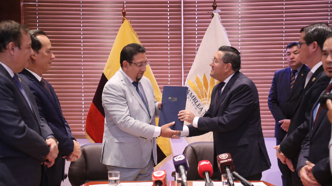 Iván Saquicela, presidente de la Corte Nacional, entrega a Virgilio Saquicela, presidente de la Asamblea, el proyecto de reformas a la Ley de Garantías Jurisdiccionales, el 18 de abril de 2023.