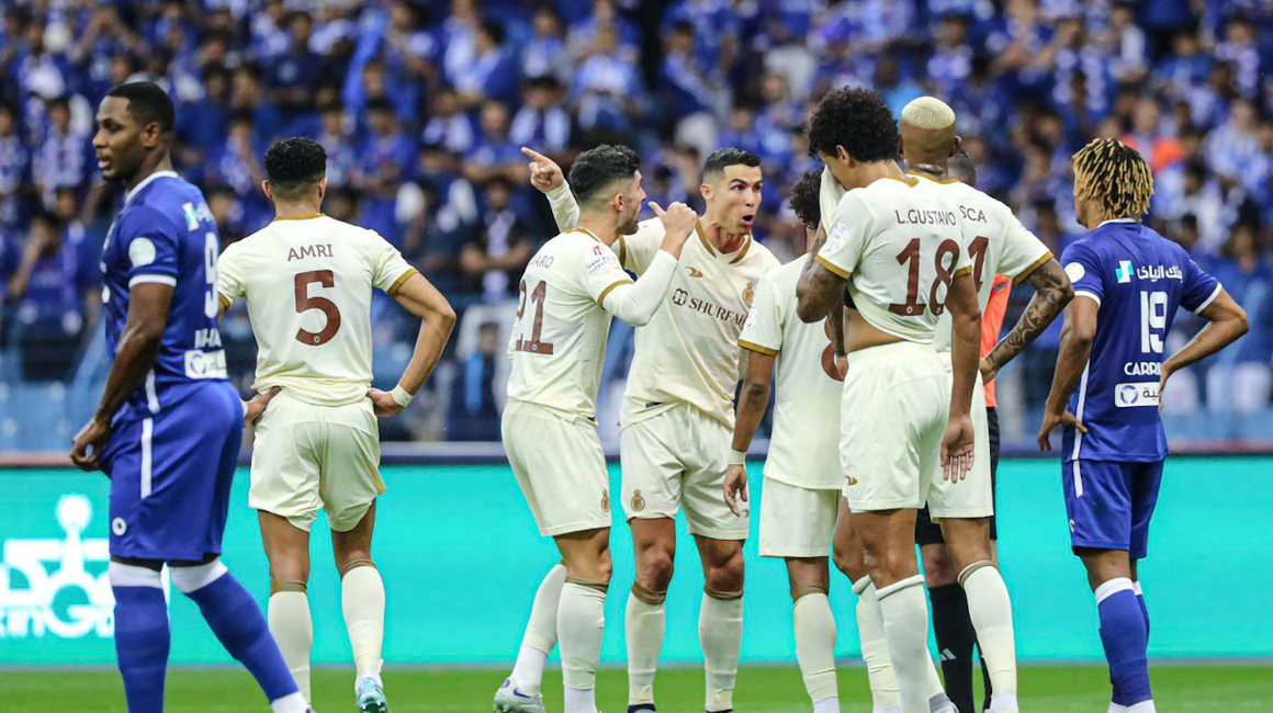 Cristiano Ronaldo y sus compañeros discuten con el árbitro durante el partido del Al Nassr con el Al Hilal, el 18 de abril de 2023.