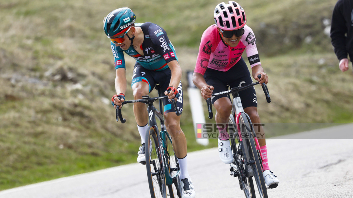 Lennar Kamna y Alexander Cepeda peleando por la victoria en la Etapa 3 del Tour de los Alpes, el 19 de abril de 2023.