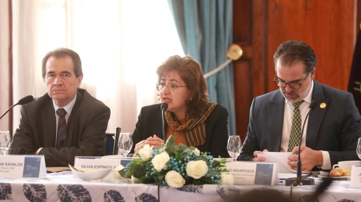 El canciller de Ecuador, Gustavo Manrique (der.), se reunió este 19 de abril de 2023 con organismos internacionales para informar de avances en el proceso de regularización de extranjeros.
