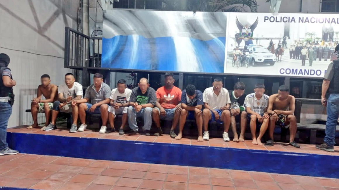 Los 11 detenidos tras un operativo en Yaguachi, en la sede policial de Guayaquil, el 19 de abril de 2023. 