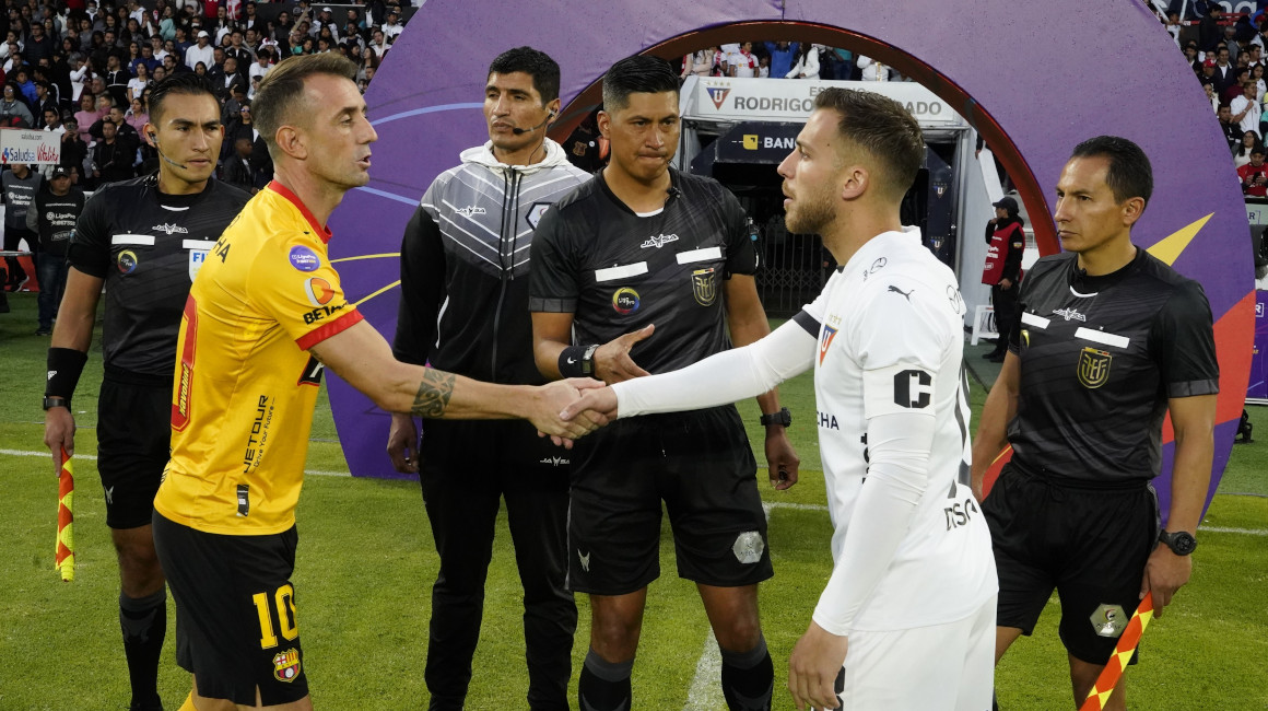Damián Díaz (Barcelona) y Ezequiel Piovi (Liga) se saludan previo al partido del 15 de abril de 2023, en Quito.