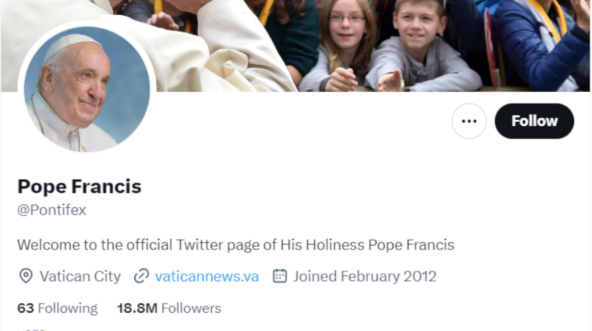 La cuenta oficial del Papa Francisco también perdió la verificación de Twitter, en 20 de abril de 2023.