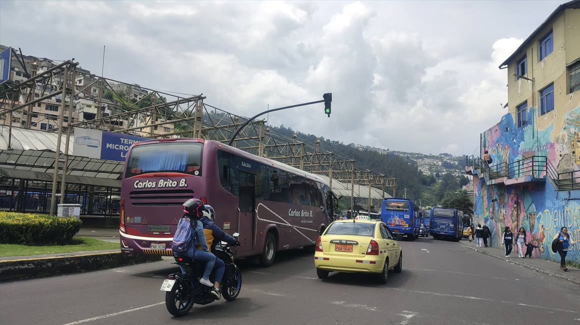 Buses y autos en Quito, el 20 de abril de 2023.