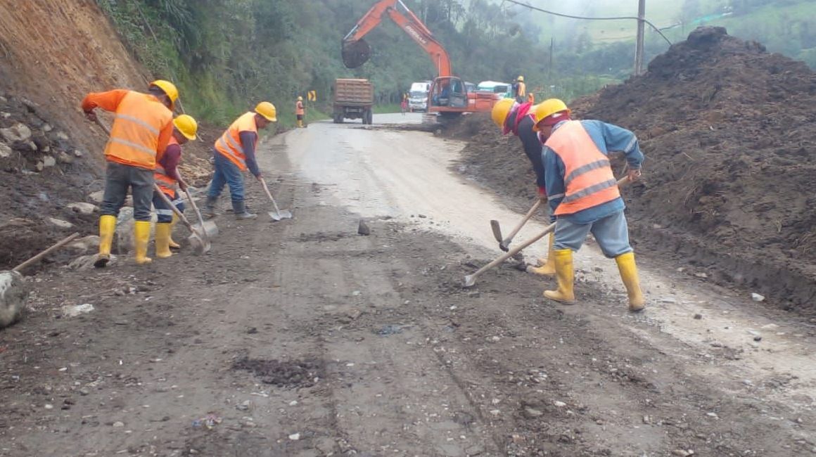 Personal de Transporte y Obras Públicas ejecuta trabajos en la vía Riobamba-Guayaquil, sector Trigoloma, el 20 de abril de 2023.