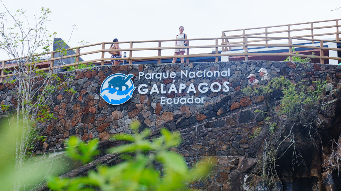 Tortuga Bay, en Galápagos, cuenta con una plazoleta para el control de turistas, desde el 19 de abril de 2023.