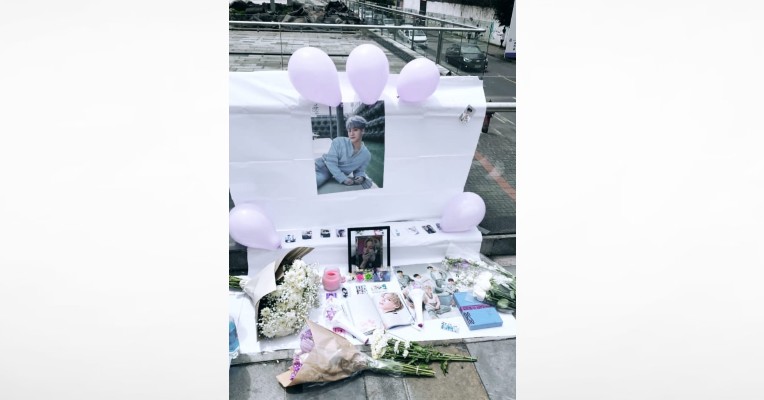 Por la muerte de Moonbin, en Quito hubo flores y fotos en un altar callejero.