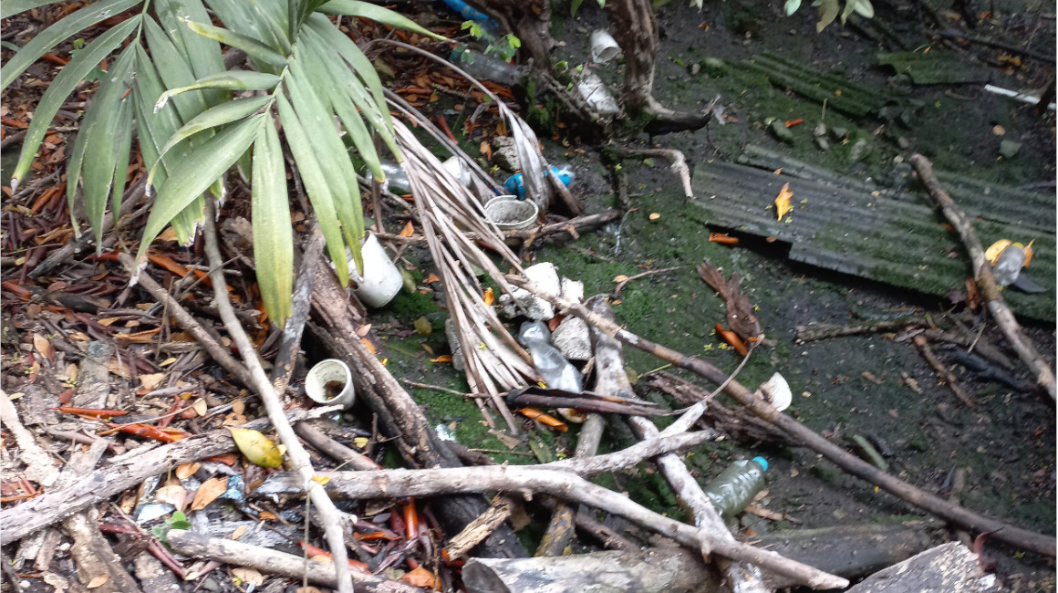 Basura plástica en uno de los ramales del Estero Salado, en el norte de Guayaquil, abril de 2023. 