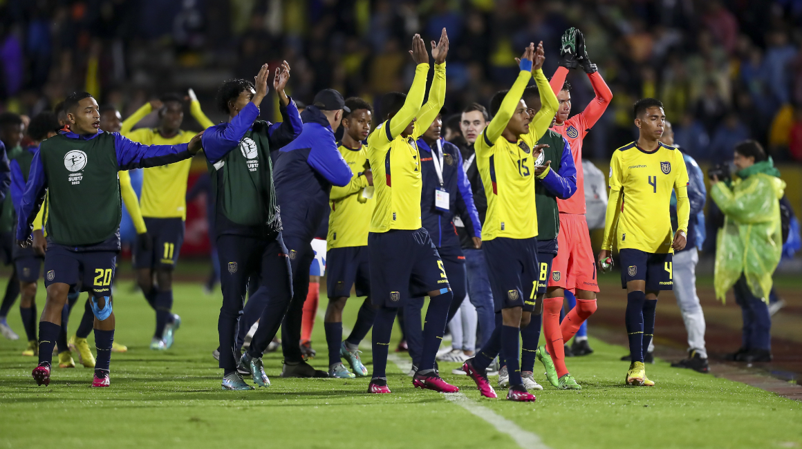 Los jugadores de Ecuador festejan la victoria ante Argentina, en el Sudamericano Sub 17, el 20 de abril de 2023.