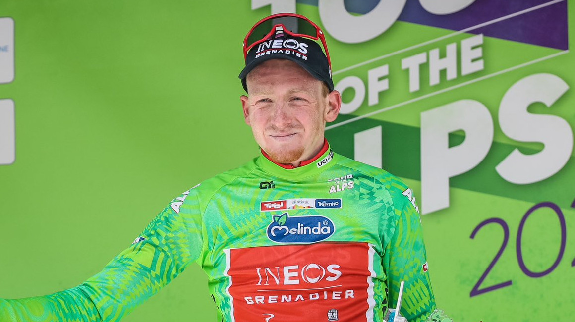 El ciclista Tao Geoghegan en el podio tras ganar el Tour de los Alpes, el 21 de abril de 2023.
