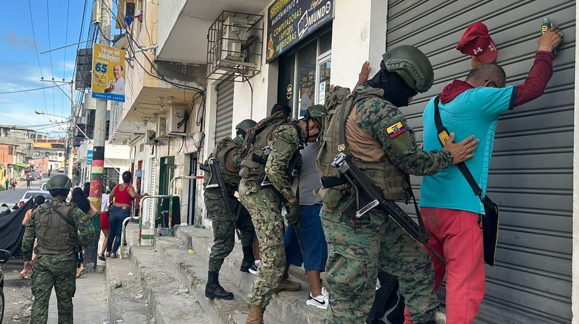 Efectivos militares intensifican las operaciones de control de armas en el cantón La Libertad, provincia de Santa Elena.
